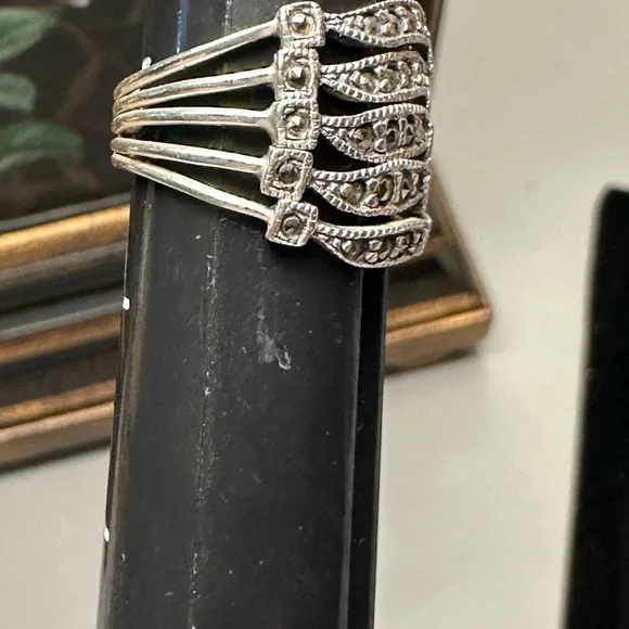 Elegant Silver Women's Ring - Picture 2 of 6